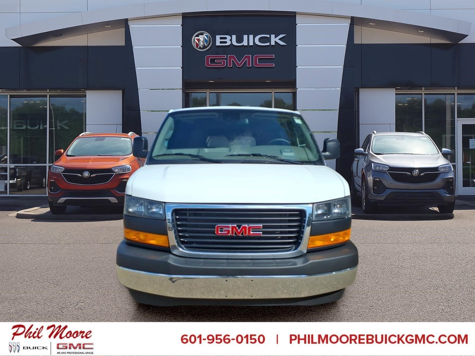 2025 GMC Savana Passenger LT