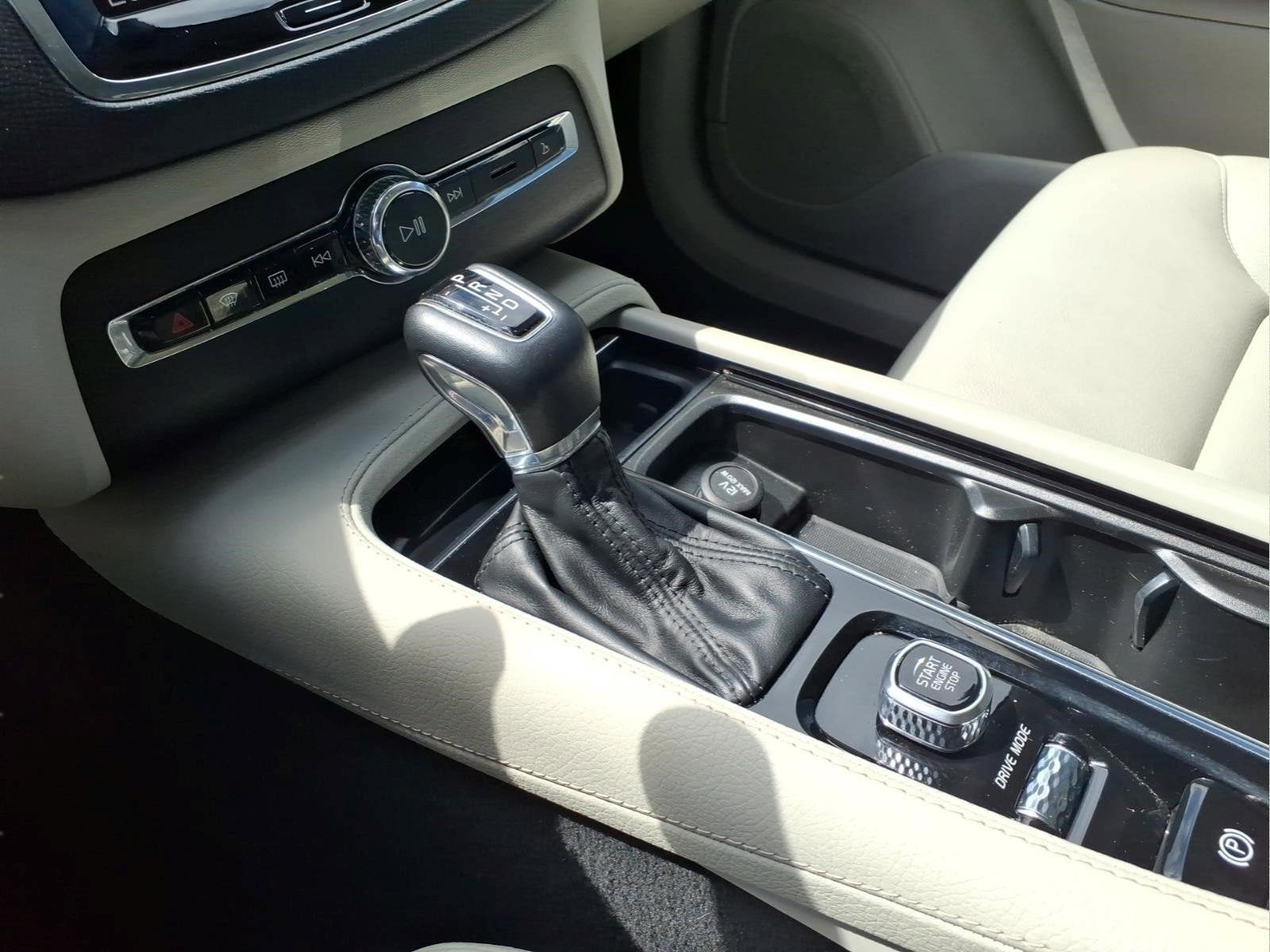 2020 Volvo XC90 T6 Momentum 7 Passenger