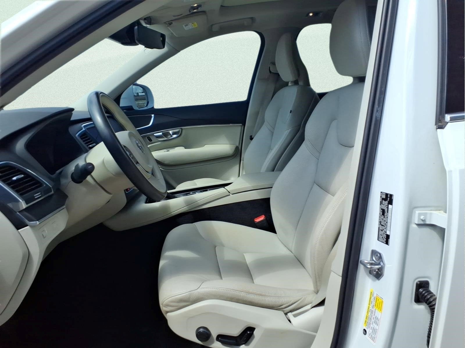 2020 Volvo XC90 T6 Momentum 7 Passenger