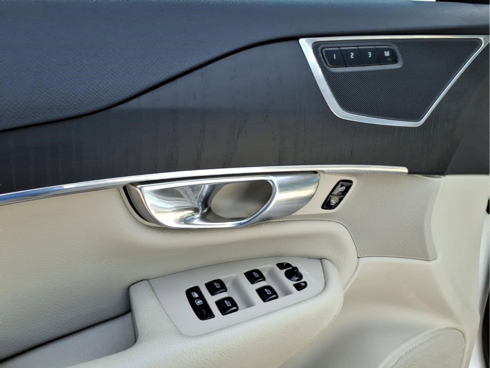 2020 Volvo XC90 T6 Momentum 7 Passenger